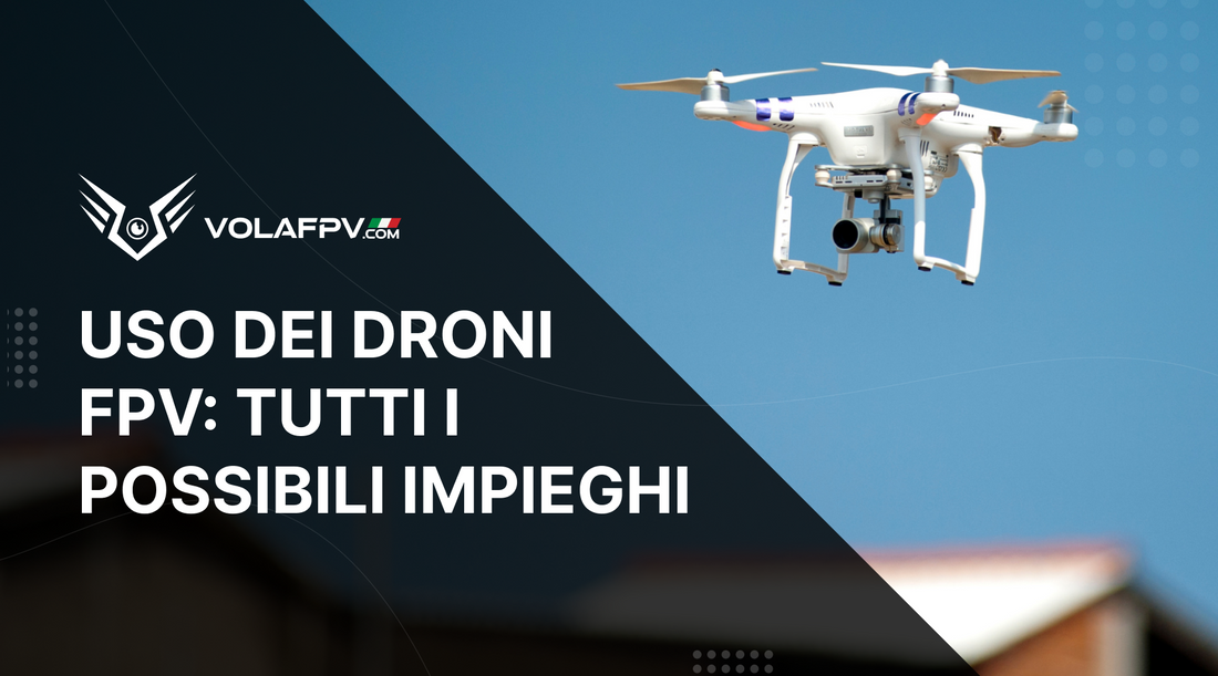 Quadrirotore che vola in cielo, con videocamere fissata sulla parte inferiore del drone. Scritta di copertina “Usi dei Droni FPV: Tutti I Possibili Impieghi”