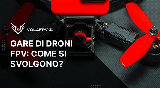 Drone da competizioni con eliche rosse visto da molto vicino. Scritta di copertina “Gare di Droni FPV: Come si Svolgono?”