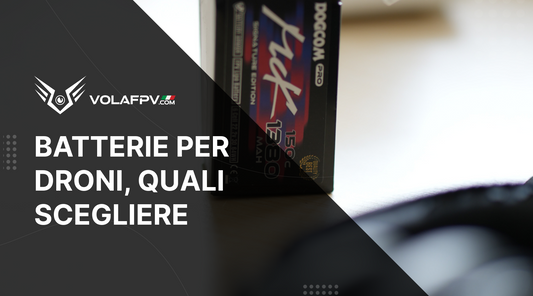 Batteria Lipo appoggiata su una superficie piana. Scritta di copertina “Batteria per Droni, quali scegliere” con ombra rossa su sfondo nero semi-trasparente