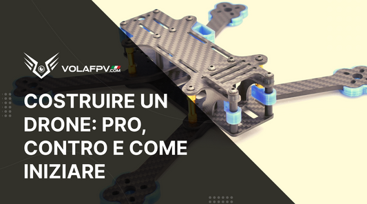 Telaio in fibra di carbonio in fase di assemblaggio. Scritta di copertina “Costruire un Drone: Pro, Contro e Come Iniziare” su sfondo nero semi-trasparente.